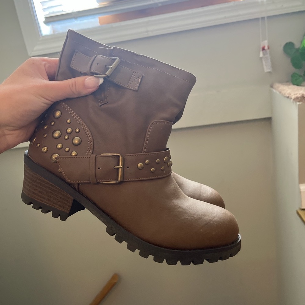Brown ankle boots size 7!